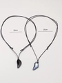 Dettaglio delle collane di coppia dente di lupo da 25cm con ciondoli cuore geometrici - Stile Cuore Blu Nero
