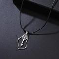 Collier avec pendentif clé en argent moderne et cordon noir sur fond minimaliste - Clé