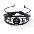 Bracelet multicouche en cuir noir avec breloque lettre E blanche et cordon tressé - Lettre-E