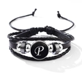 Bracelet multicouche en cuir noir avec des billes argentées et un pendentif lettre P rond - Lettre-P