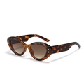 Occhiali da sole cat-eye tartarugati con borchie dorate e lenti marroni sfumate - Tortoise