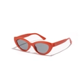 Retro-Cat-Eye-Sonnenbrille mit rotem Rahmen und grauen Gläsern auf weißem Grund - Orangerot