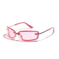 Schicke Y2K-Quadrat-Sonnenbrille mit rosa Gläsern und silbernen Halbrahmen-Bügeln - Millennium-Rosa
