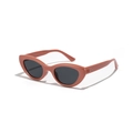 Vintage Katzenaugen-Sonnenbrille mit korallenrotem Rahmen, dunklen Gläsern und Nieten - Rosa