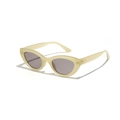 Retro Cat-Eye-Sonnenbrille mit cremegelbem Rahmen, grauen Gläsern und Nietendetails - Gelee Gelb