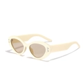 Eleganti occhiali da sole cat-eye crema con lenti marroni e rivetti in argento - Beige