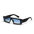 Occhiali da sole rettangolari neri con lenti sfumate blu e aste decorate a rilievo - Blu Trasparente