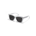 Übergroße weiße Cat-Eye-Sonnenbrille mit dunklen Polgläsern und goldenen Nietendetails - Weißer Rahmen Graue Gläser