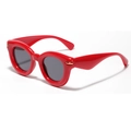 Retro rote Cat-Eye-Sonnenbrille mit goldenen Metallnieten und dunkelgrauen Gläsern - Roter Rahmen Graue Gläser