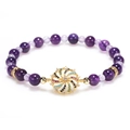 Buntes Strass-Amethyst-Perlenarmband mit goldenem Spiralanhänger auf weißem Hintergrund - Violette Perlen mit Buntem Edelsteinanhänger (Y1109)