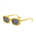 Retro-Rechteck-Sonnenbrille mit leuchtend gelbem Rahmen und dunklen Schutzgläsern - Gelber Rahmen Graue Gläser