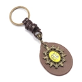 Llavero vintage de cuero marrón con herrajes de latón y medallón amarillo grabado en base blanca - Estilo de Cuero con Símbolo Vintage (K0079)