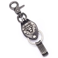 Vintage leeuwenkop reliëf sleutelhanger met zwart leer en zilveren metalen bedels - Antiek Zilver