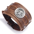 Bracciale largo in pelle marrone stile punk con teschio d'argento e borchie in metallo - Marrone