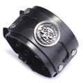 Bracciale largo in pelle nera stile punk con scudo con teschio e rivetti in metallo - Nero