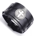 Bracciale largo in pelle nera stile punk con emblema a croce e borchie in metallo - Nero