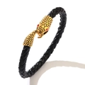 Pulsera de cuero trenzado negro con cierre de cabeza de serpiente dorada y ojos rojos - Dorado