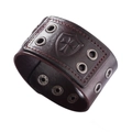 Bracciale punk in pelle marrone scuro con scudo a croce in rilievo e occhielli metallici - Marrone