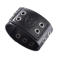 Bracciale largo in pelle nera con stemma croce vintage e dettagli di occhielli in metallo - Nero