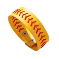 Handgemaakte gele leren armband in softbalstijl met rode stiksels en metalen sluiting - Geel