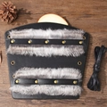Parabraccia vichingo in pelle nera con bordo in ecopelliccia grigia e rivetti in ottone - Nero