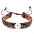 Pulsera ajustable de cuero marrón para hombre con un dije metálico de baloncesto - Baloncesto - Marrón