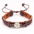 Pulsera ajustable de cuero trenzado marrón con un dije de balón de fútbol plateado - Fútbol - Marrón