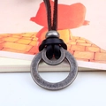 Collier vintage en cuir de vachette avec anneaux métalliques usés et perles suspendues - café