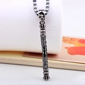 Collana con pendente a scettro con teschio gotico in finitura argento antico per uomo - Argento