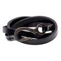 Bracciale multistrato in pelle nera con chiusura a gancio vintage e incisione alla moda - Nero