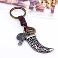 Portachiavi auto vintage in bronzo con cordino in pelle marrone e ciondolo in metallo - Stile Ciondolo Corno Vintage (K0038)