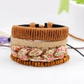 Set mit vier mehrlagigen Bohemian-Armbändern mit Blumenstoff und Holzperlen - 4-teiliges Set
