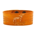 Retro orangefarbenes Lederarmband mit geprägtem Steinbock Sternzeichen und Name - Steinbock