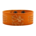Breites Lederarmband Schütze in Orange mit Sternzeichen-Prägung und Metalldruckknopf - Schütze