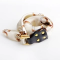 Modisches Seidenarmband in Creme mit goldenem Kettenmuster und schwarzem Lederakzent - Milchweiß