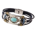 Bracciale multistrato in pelle vintage con pietra turchese e perle etniche su sfondo bianco - Nero
