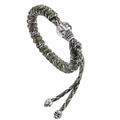 Paracord-Überlebensarmband mit Tarnmuster und Metall-Totenkopfanhängern für Herren - Armeegrün Schwarz Weiß