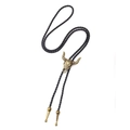 Vintage Bronze Stierschädel Bolo Tie mit geflochtener schwarzer Lederkordel auf Weiß - U-Form Stierkopf / Bronze