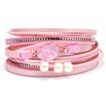 Bracciale multistrato in ecopelle rosa con pietra druzy e perle su sfondo bianco - Rosa