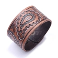 Brede donkerbruine leren armband met paisley reliëf en turquoise kleurige details - Antiek Licht Koffie