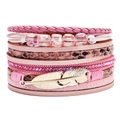 Bracciale multistrato in pelle rosa con ciondolo a piuma dorata e perle di cristallo - Rosa