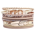 Bracciale bohémien multistrato in pelle con ciondolo a piuma dorata e cristalli - Beige