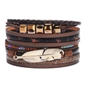 Bracciale multistrato in pelle con ciondolo a piuma dorata e cristalli scintillanti - Marrone