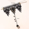 Schwarzes Spitzen-Ringarmband mit ovalem schwarzem Edelstein und floralem Vintage-Spitzenmuster - Armband-Ring-Kombi / Schwarz