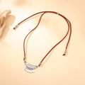 Collar media luna retro con colgante de plata grabado y cordón de ante marrón - Marrón