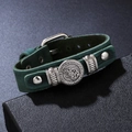 Pulsera de cuero verde oscuro vintage con un dije plateado de cabeza de lobo y runas - Verde