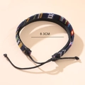 Dettaglio del bracciale etnico intrecciato a mano con motivi geometrici e diametro 8,3 cm - Etnico Multicolore (Braccialetto)