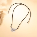 Collar de media luna retro con cordón negro y colgante de metal plateado estilo boho - Negro