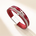 Bracelet multicouche en cuir rouge avec pendentif croix argentée et fermoir magnétique - Rouge