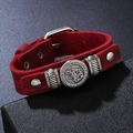 Pulsera de cuero rojo con emblema de cabeza de lobo y detalles de runas metálicas - Rojo